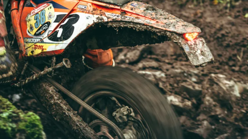 Enduro Strecke Untergrund: Was du über Sand, Lehm und Hartboden wissen musst