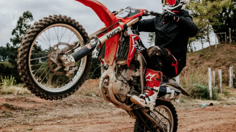 Lehmboden Motocross: Was du über das Fahren auf Lehmstrecken wissen musst