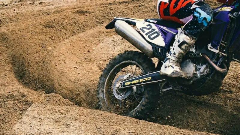 Motocross Untergrund: Sand oder Hartboden?