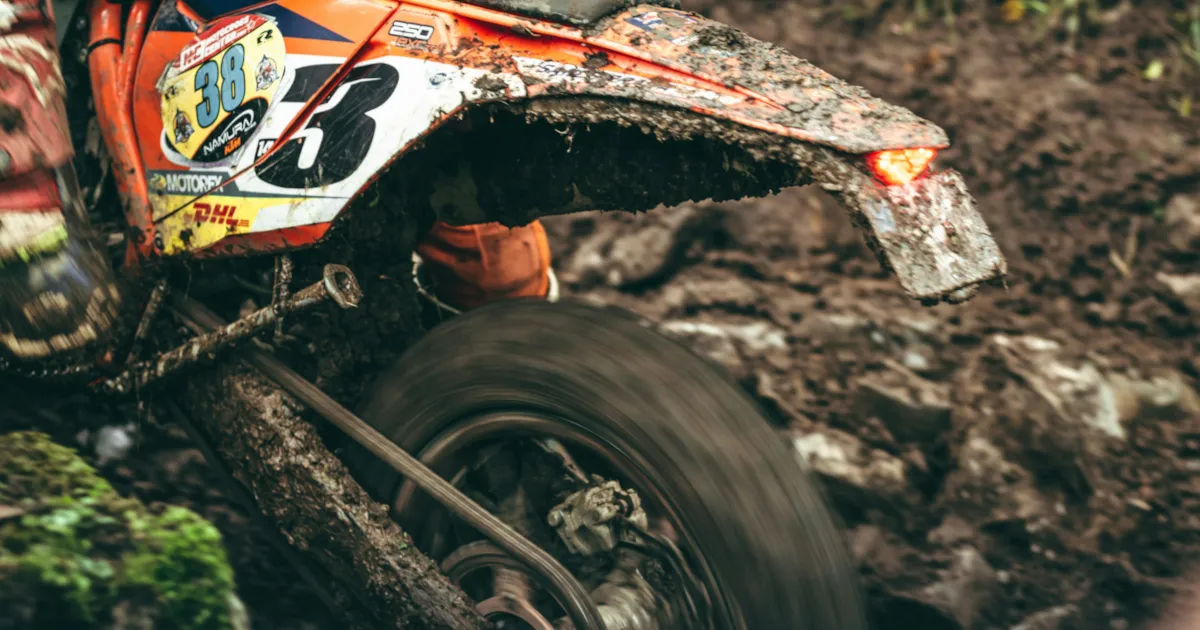 Enduro Strecke Untergrund: Was du über Sand, Lehm und Hartboden wissen musst