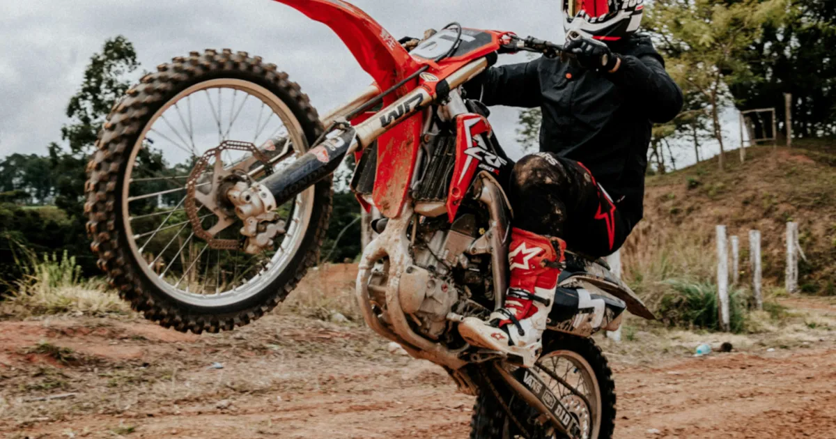 Lehmboden Motocross: Was du über das Fahren auf Lehmstrecken wissen musst