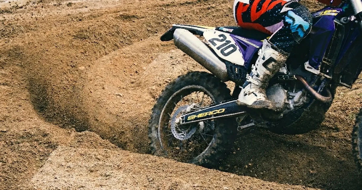 Motocross Untergrund: Sand oder Hartboden?